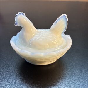Westmoreland Vintage White Opalescent Mini Glass milkHen On Nest